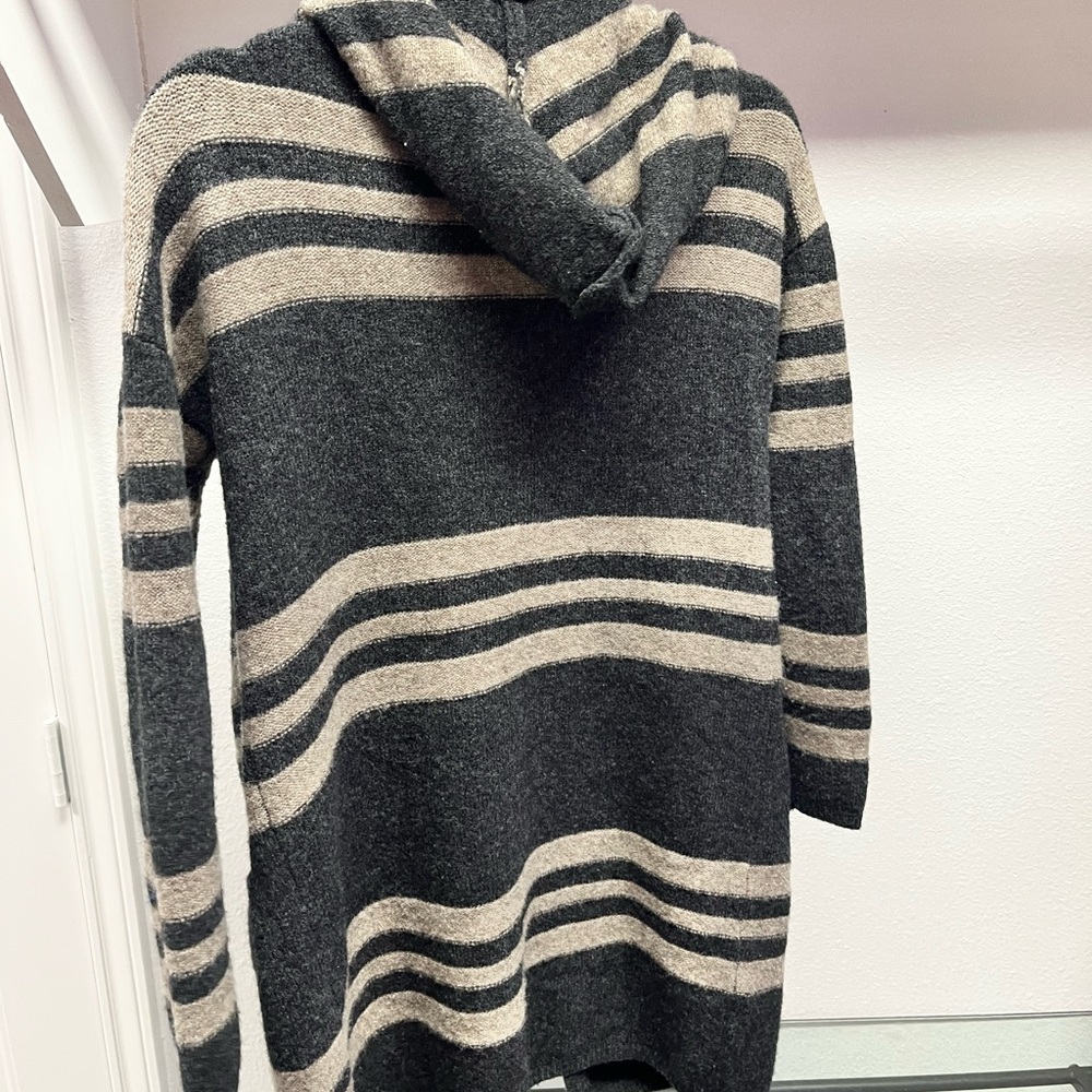 Tahari Long Sleeved  Open sweater Medium